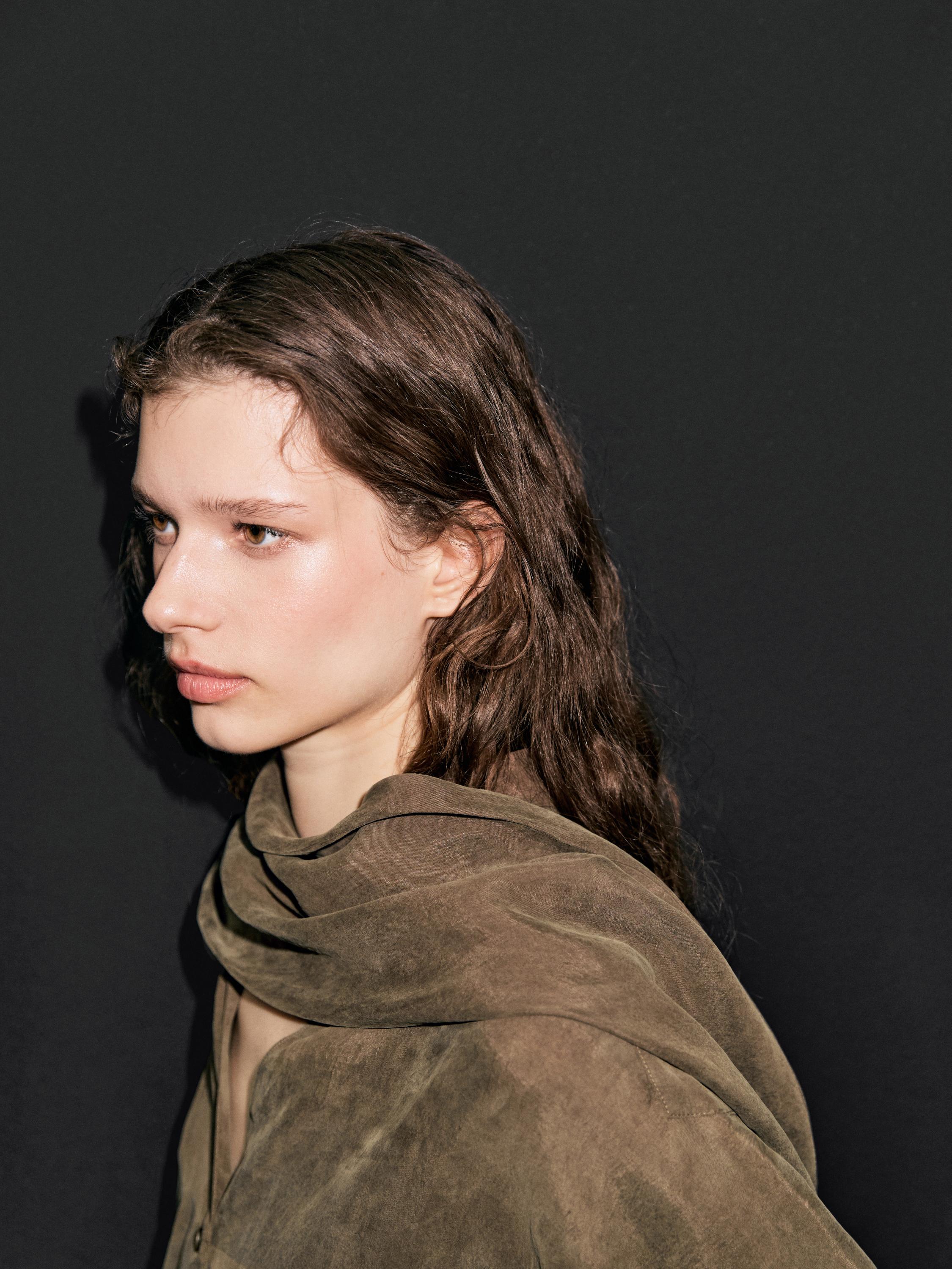 Shirt with tie at the neck